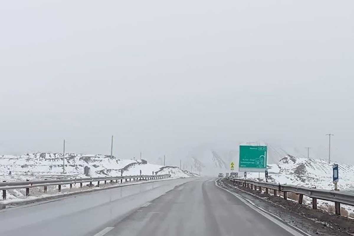 بارش برف و باران در جاده‌های ۱۱ استان/ اعلام محورهای مسدود