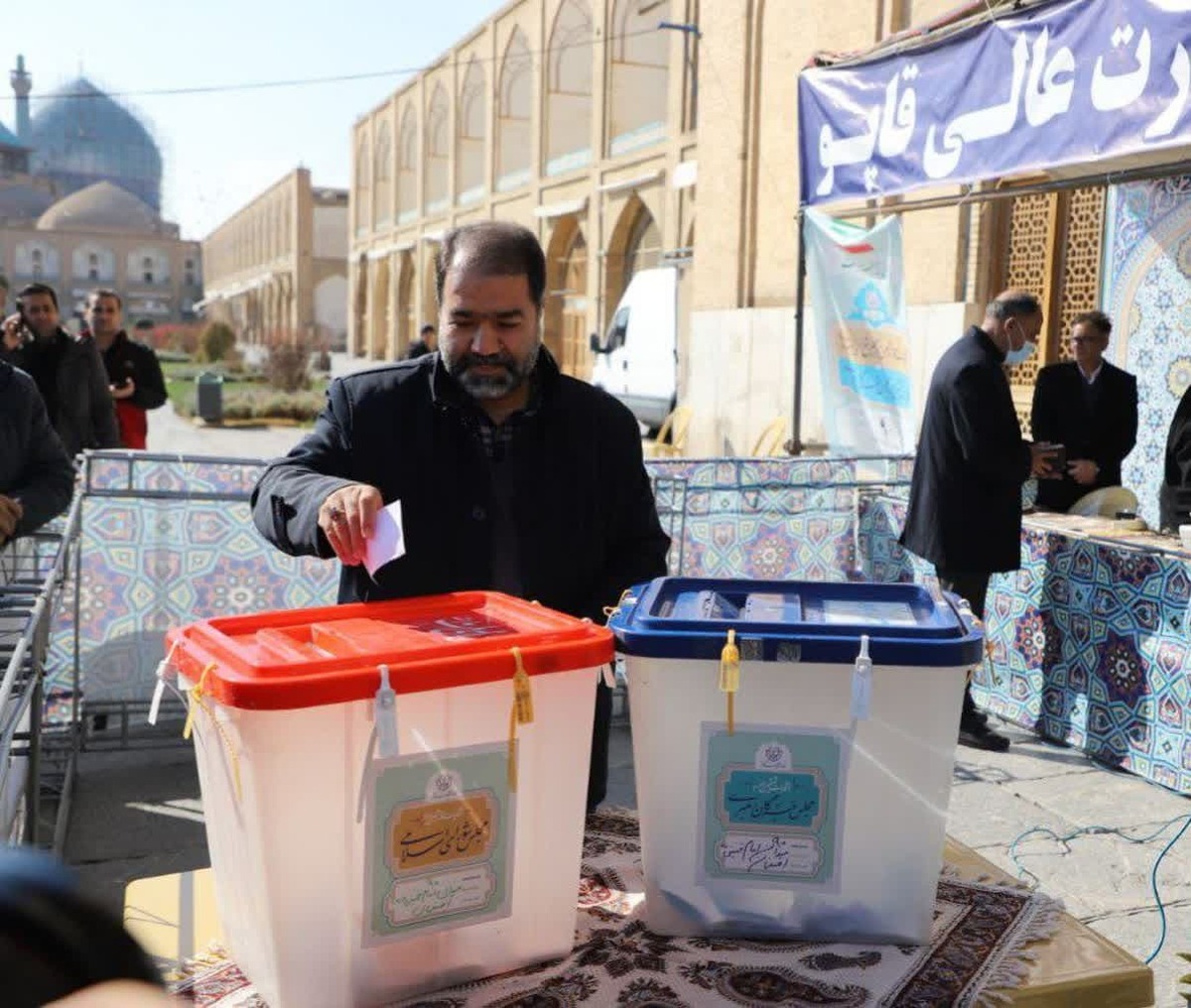 حضور استاندار اصفهان در ساعات ابتدایی رأی گیری پای صندوق انتخابات
