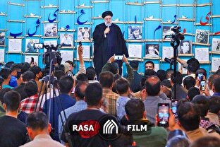 لحظاتی از حضور آیت الله رئیسی در ضریح شهدا