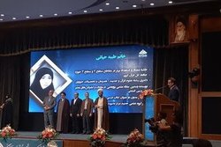 اعطای جایزه البرز ۱۴۰۲ به طلبه استعداد برتر جامعة الزهرا