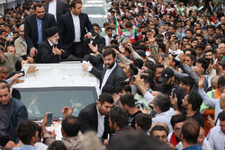 استقبال مردمی از رئیس جمهور در مسیر ارگ تبریز