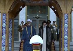 آیت الله رئیسی به طور رسمی از سلطان عمان استقبال کرد