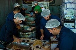 توزیع ۱۰۰ هزار پُرس غذا در موکب حرم مطهر بانوی کرامت