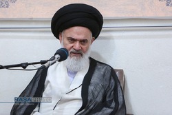 تأکید آیت الله حسینی بوشهری بر حفظ روحیه مردمی مسؤولان
