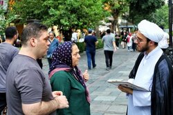 گفتگوی مردم و روحانیون در میدان شهرداری رشت