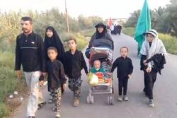 پیاده روی خانواده پرجمعیت و جوان راوری در اربعین حسینی
