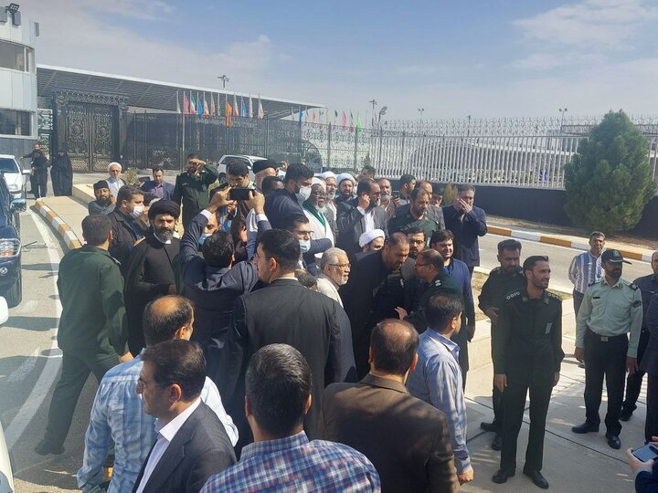 استقبال مردمی از شیخ زکزاکی در فرودگاه امام خمینی