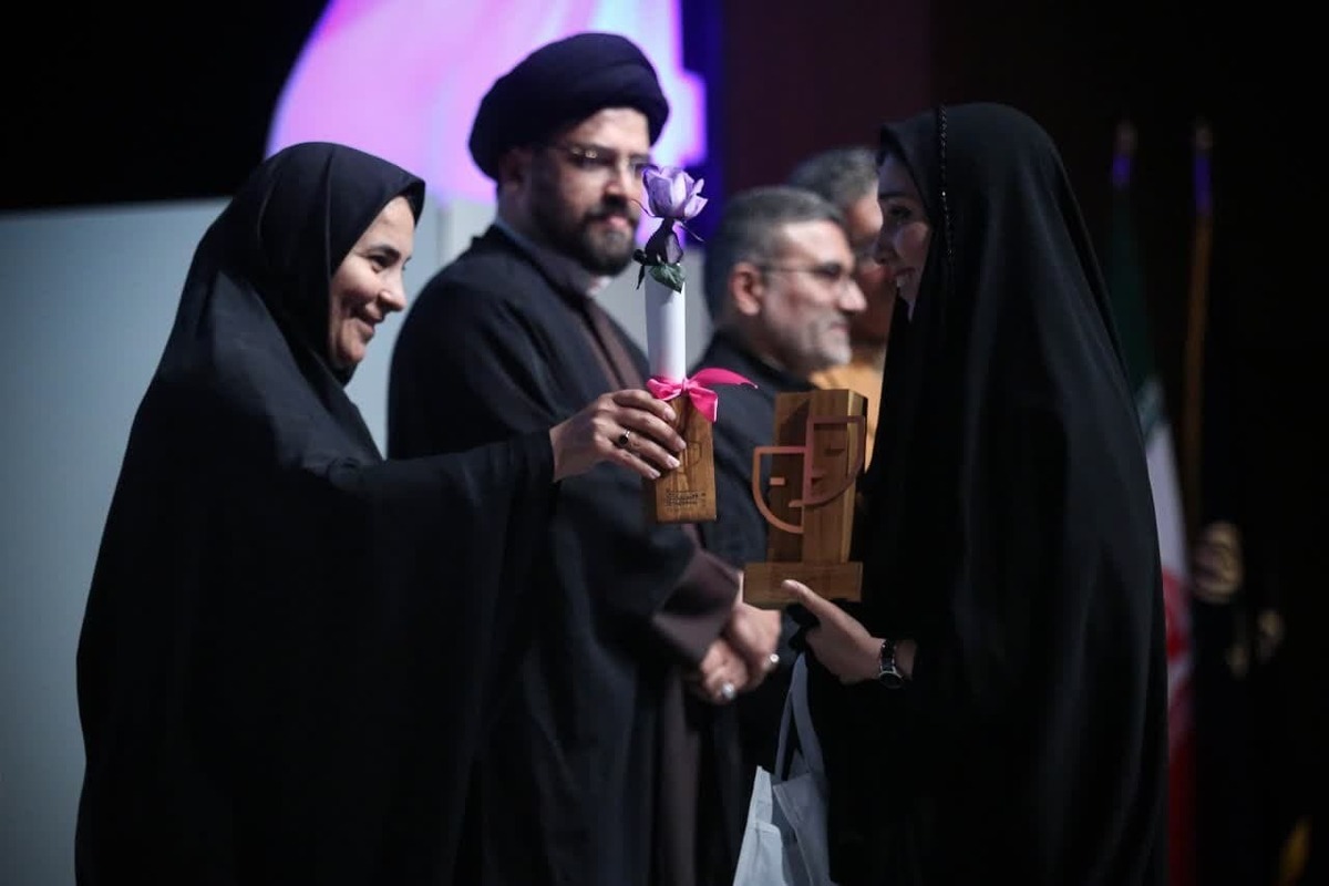 برگزیدگان بیست‌ و چهارمین جشنواره استانی تئاتر قم تجلیل شدند