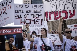 آغاز اعتراضات داخلی؛ خانواده اسرای صهیونیست: اسرائیل را به آتش می‌کشیم