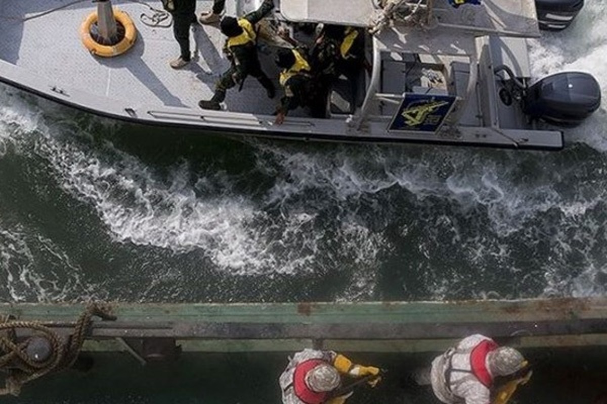 توقیف دو کشتی با ۴.۵ میلیون لیتر سوخت قاچاق در خلیج‌فارس توسط سپاه +عکس