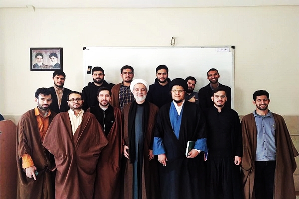 برگزاری نشست اندیشه سیاسی اسلام و انقلاب در مدرسه علمیه رضویه شیراز+عکس
