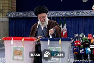 لحظه انداختن رای توسط رهبر معظم انقلاب اسلامی در حسینیه امام خمینی