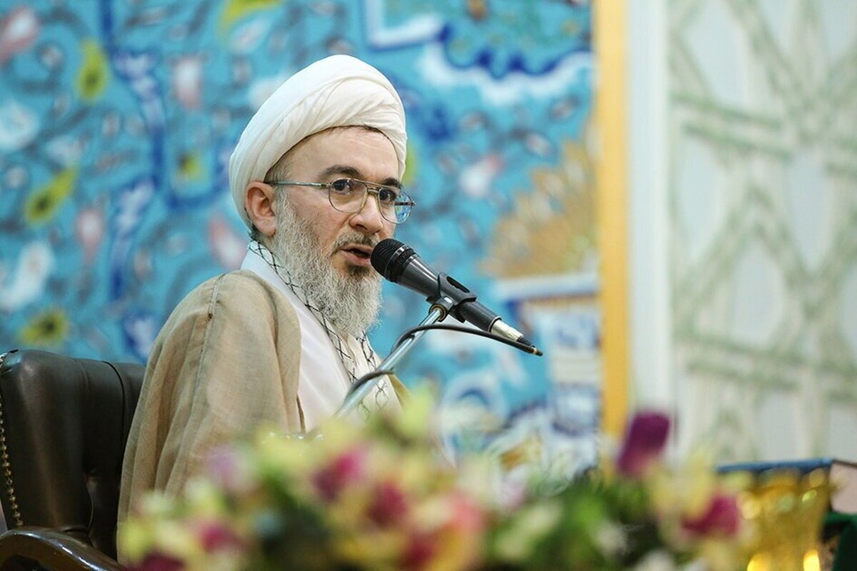 تبیین شخصیت امام خمینی لبیک به امام خامنه‌ای است