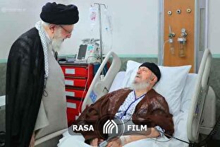 عیادت رهبر معظم انقلاب اسلامی از آیت‌الله مکارم شیرازی