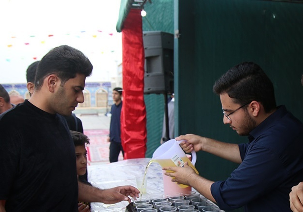 خدمت‌رسانی موکب‌ها به عزاداران حسینی در حرم مطهر بانوی کرامت/ پذیرایی از ۲۵۰ هزار زائر در دهه امامت و ولایت