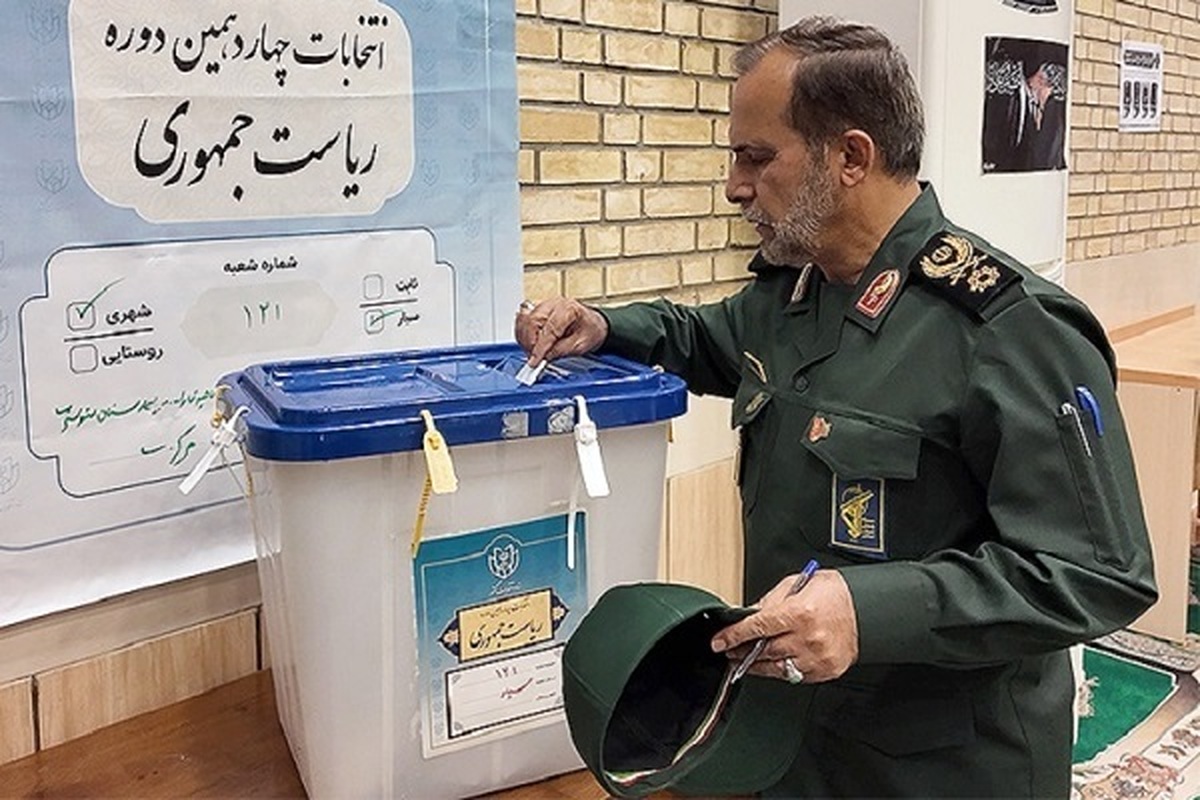 فرمانده سپاه فجر فارس رای خود را به صندوق انداخت