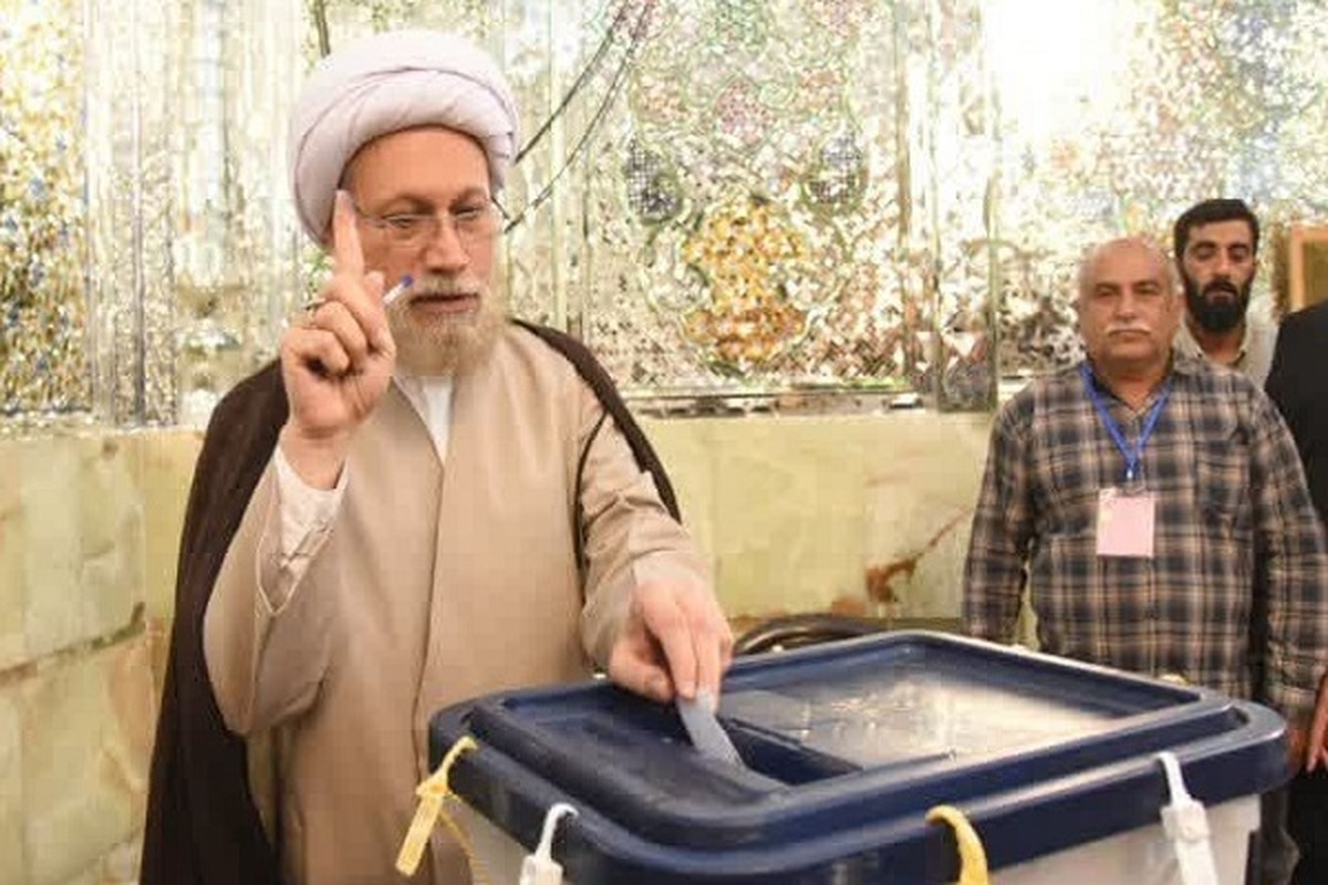 نماینده ولی فقیه در فارس رای خود را به صندوق انتخابات انداخت/حضور مردم چشمگیر است