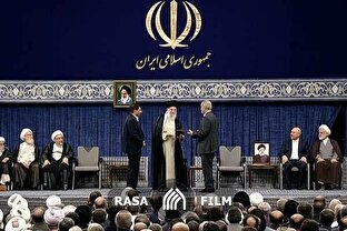 لحظه اهدای حکم تنفیذ پزشکیان توسط رهبر معظم انقلاب