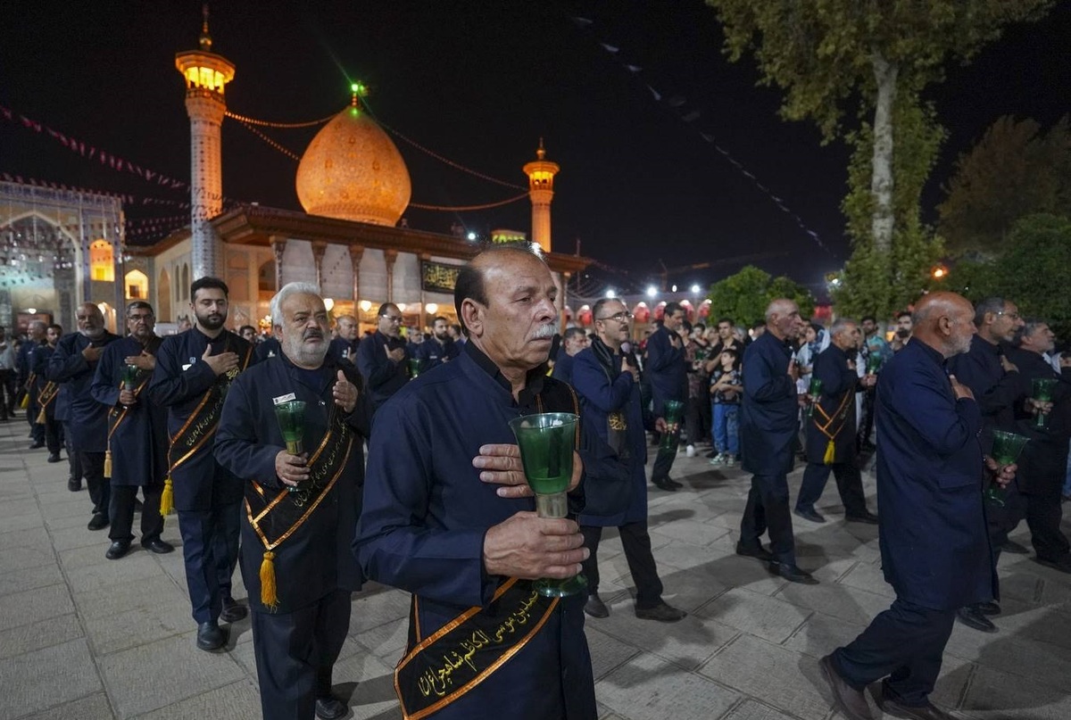 آیین لاله‌گردانی خدام حرم مطهر حضرت شاهچراغ در رثای شهادت امام رضا