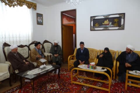 تکریم و دیدار مدیرکل مرکز خدمات حوزه‌های علمیه با خانواده‌های مرحومین غرب استان