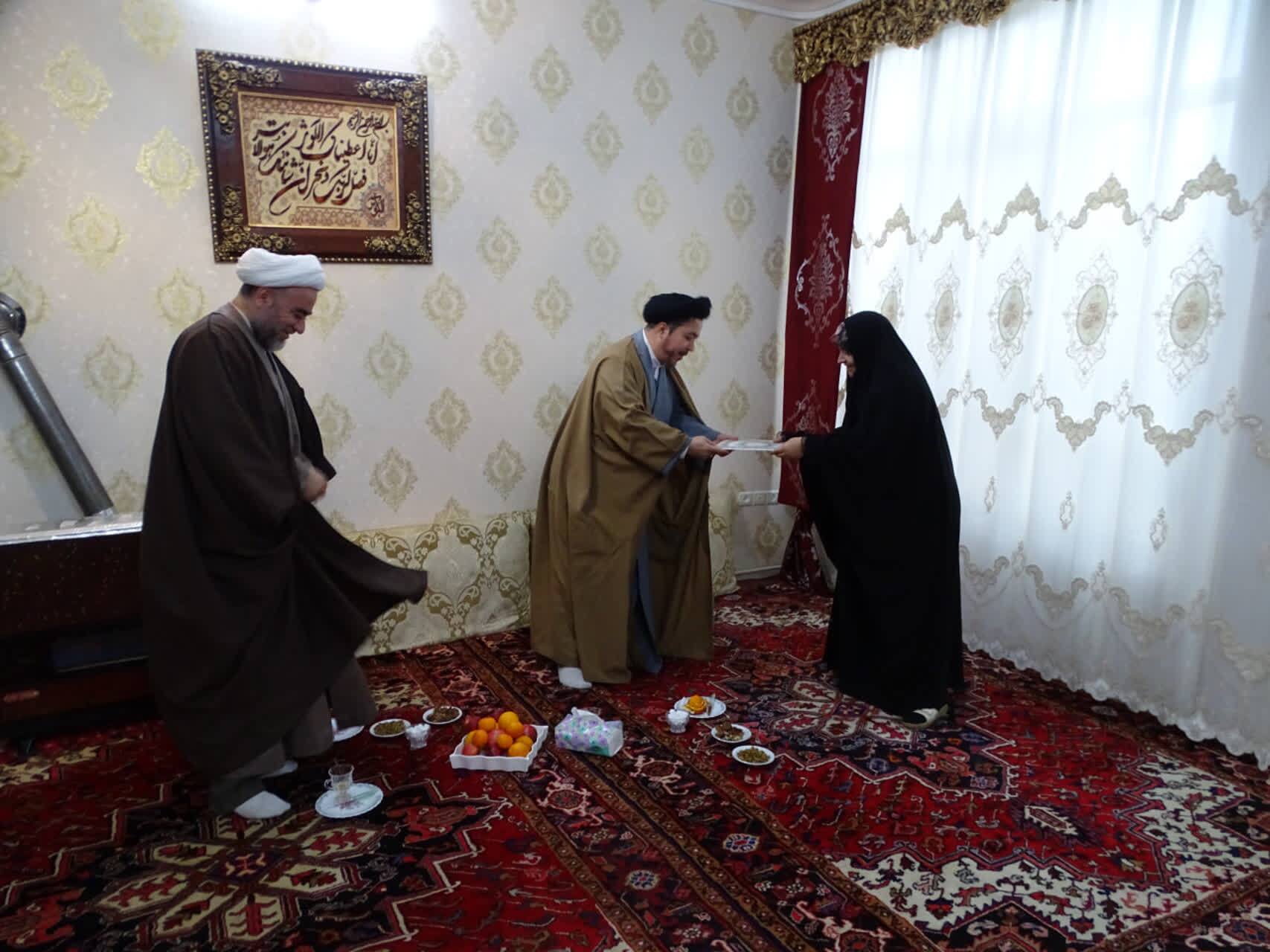 تکریم و دیدار مدیرکل مرکز خدمات حوزه‌های علمیه با خانواده‌های مرحومین غرب استان