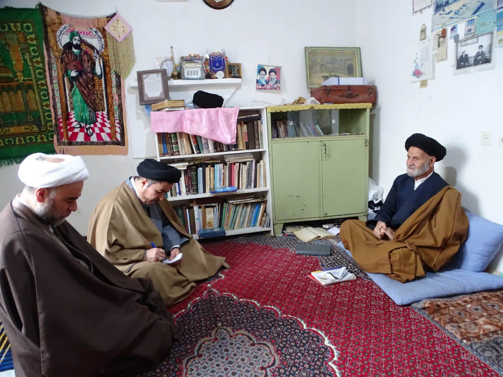 تکریم و دیدار مدیرکل مرکز خدمات حوزه‌های علمیه با خانواده‌های مرحومین غرب استان