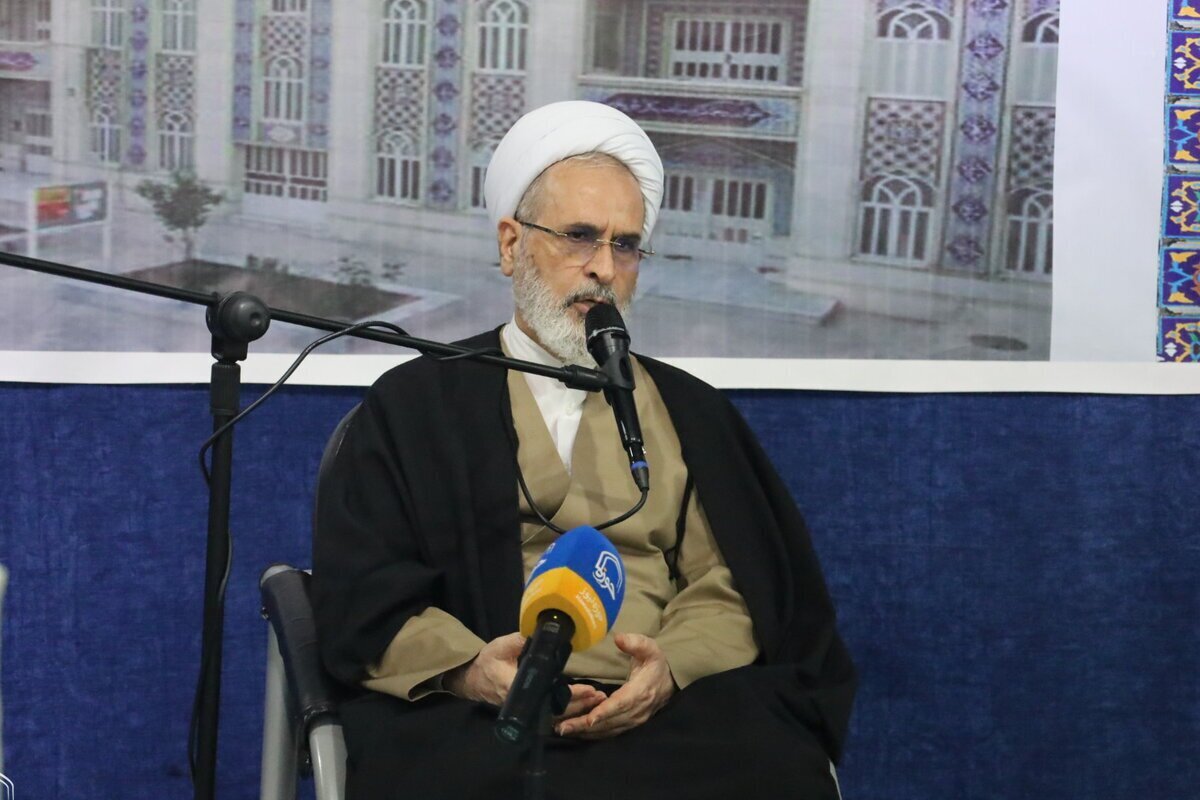 ذات روحانیت خدمتگزاری به مردم است