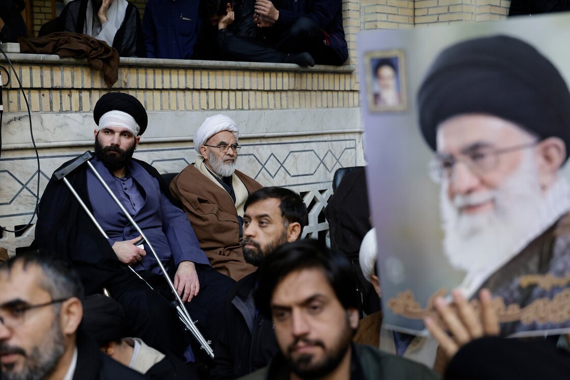 اجتماع بزرگ حوزویان مشهد در دفاع از ولایت؛ تجدید میثاق با خانواده‌های شهدا + تصاویر