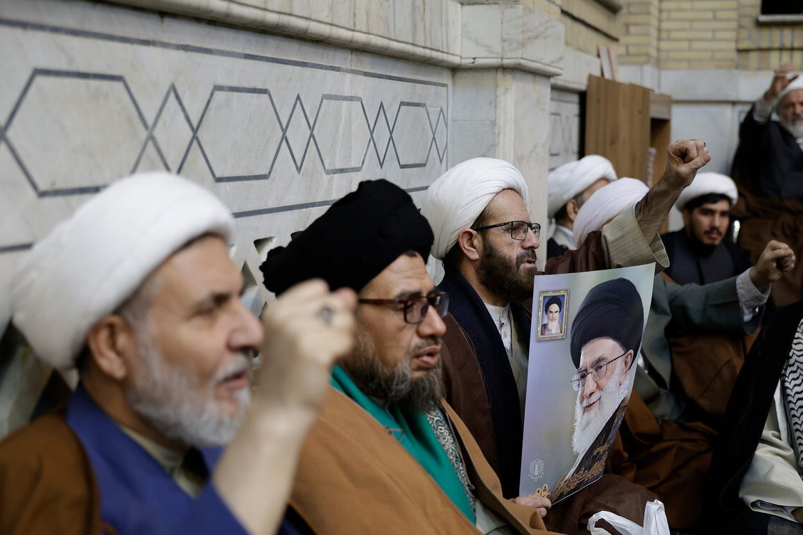 اجتماع بزرگ حوزویان مشهد در دفاع از ولایت؛ تجدید میثاق با خانواده‌های شهدا + تصاویر