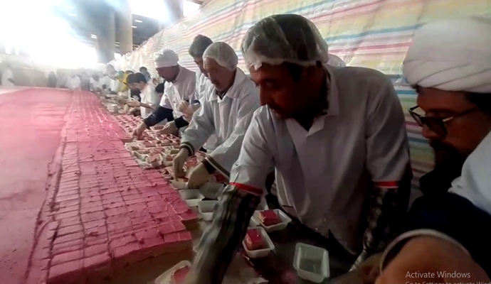 پخت بزرگترین کیک پرچمی جهان در جمکران + عکس