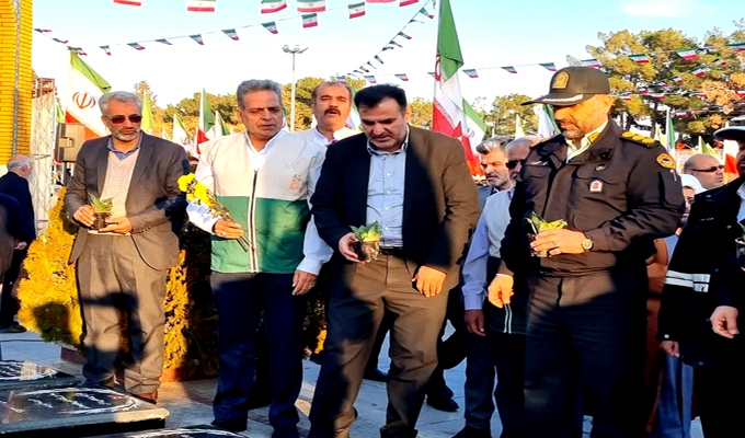 میهمانی لالهها در گلزار شهدای دارالسلام کاشان برگزار شد + عکس میهمانی لالهها در گلزار شهدای دارالسلام کاشان برگزار شد + عکس