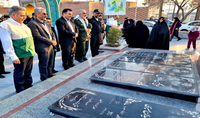 میهمانی لالهها در گلزار شهدای دارالسلام کاشان برگزار شد + عکس میهمانی لالهها در گلزار شهدای دارالسلام کاشان برگزار شد + عکس