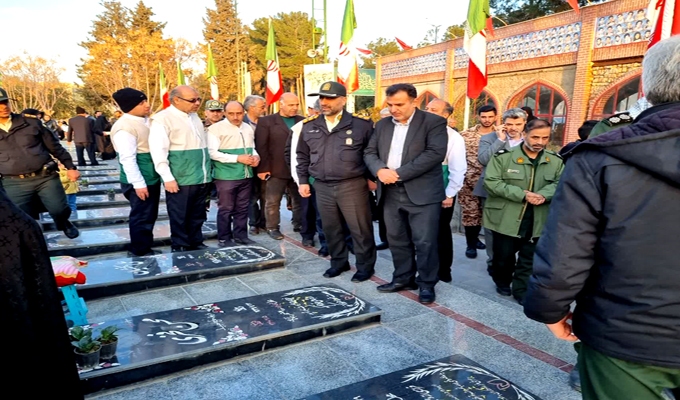 میهمانی لالهها در گلزار شهدای دارالسلام کاشان برگزار شد + عکس میهمانی لالهها در گلزار شهدای دارالسلام کاشان برگزار شد + عکس