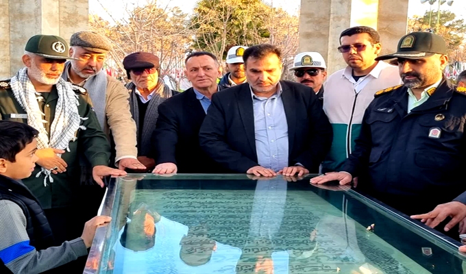 میهمانی لالهها در گلزار شهدای دارالسلام کاشان برگزار شد + عکس میهمانی لالهها در گلزار شهدای دارالسلام کاشان برگزار شد + عکس