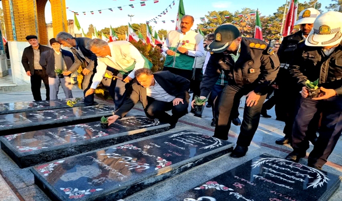 میهمانی لالهها در گلزار شهدای دارالسلام کاشان برگزار شد + عکس میهمانی لالهها در گلزار شهدای دارالسلام کاشان برگزار شد + عکس