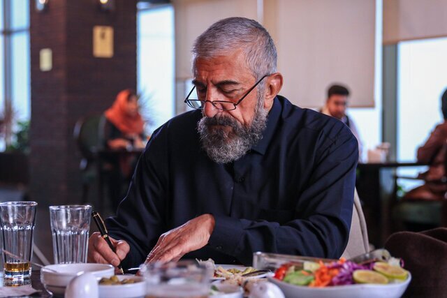 هاتف؛ تراژدی آرمانخواهی در سنگلاخ تجارت +تیزر هاتف؛ تراژدی آرمانخواهی در سنگلاخ تجارت +تیزر