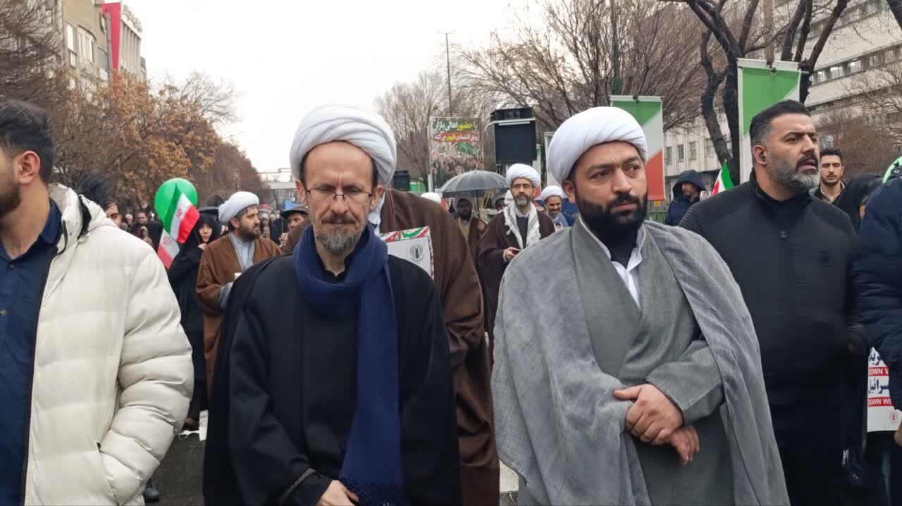 حضور پرشور طلاب و اساتید مدرسه علمیه صادقیه در یوم‌الله ۲۲ بهمن+ تصاویر