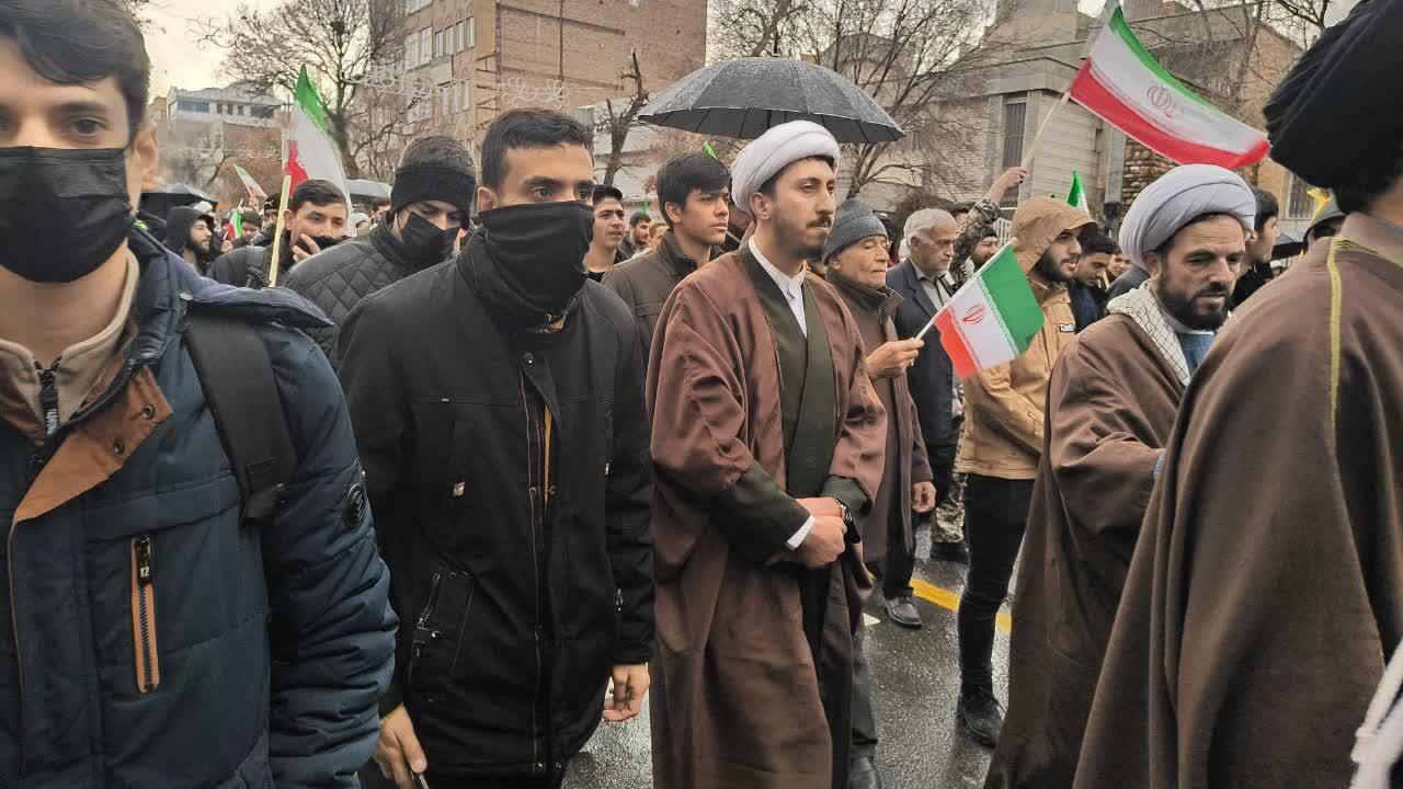 طلاب تبریز در صف نخست ولایت؛ «خامنه‌ای جان ایران است» طنین بیعت حوزه با انقلاب در ۲۲ بهمن+ تصاویر
