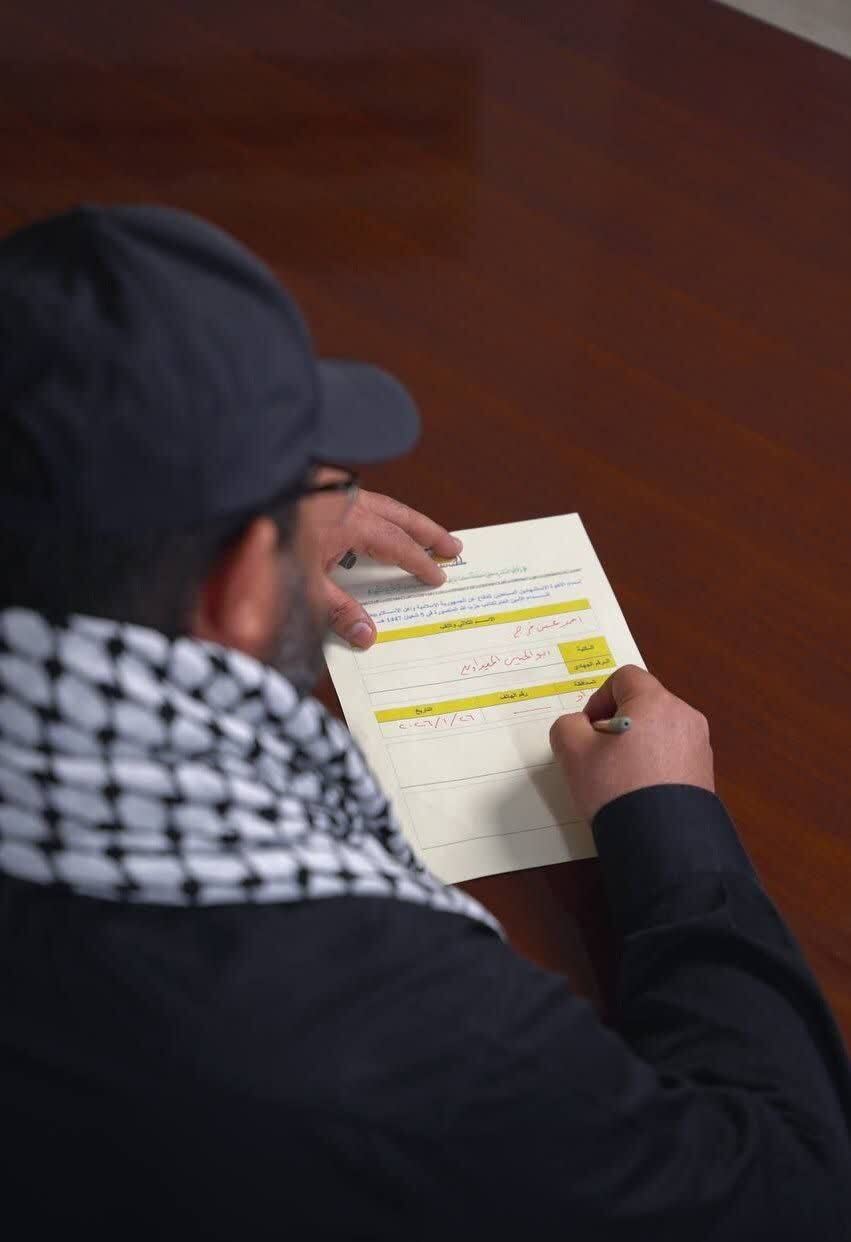 دبیرکل کتائب حزب‌ الله عراق فرم عضویت فرم عضویت در جمع رزمندگان استشهادی را تکمیل کرد