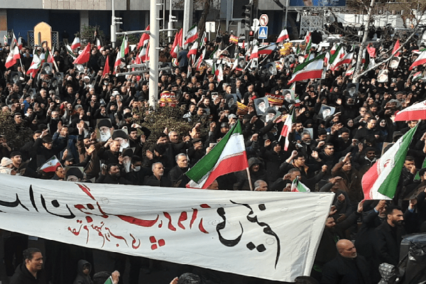 فریاد انتقام خواهی مردم شیراز در پی شهادت رهبر انقلاب اسلامی فریاد انتقام خواهی مردم شیراز در پی شهادت رهبر انقلاب اسلامی