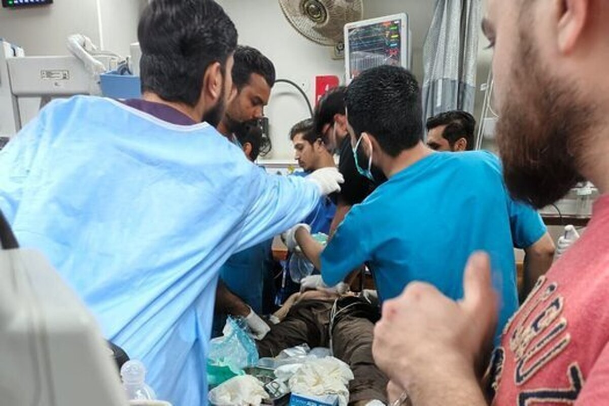 شهادت حداقل ۱۰ پاکستانی پس از به رگبار بسته شدن مقابل کنسولگری آمریکا در کراچی