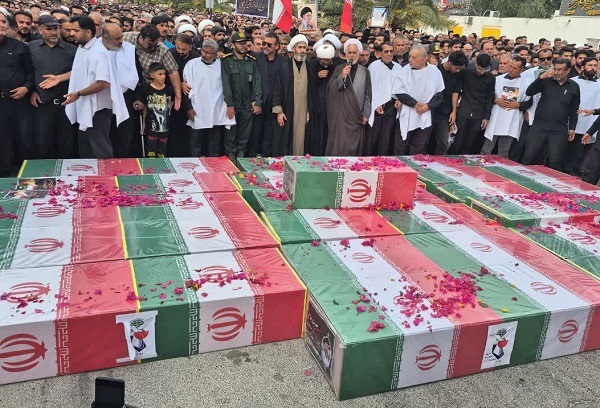 تشییع پیکر ۲۱ شهید حمله آمریکا و اسراییل در شهر لامرد فارس تشییع پیکر ۲۱ شهید حمله آمریکا و اسراییل در شهر لامرد فارس