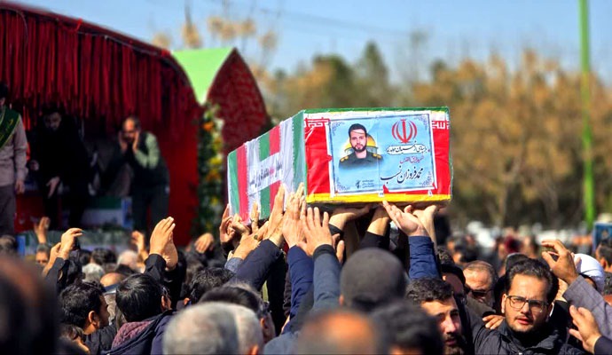 گزارش تصویری تشییع شهدای حملات دشمن امریکایی- صهیونی در کاشان گزارش تصویری تشییع شهدای حملات دشمن امریکایی- صهیونی در کاشان
