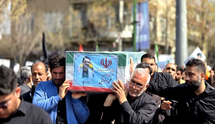 پیکر مطهر ۱۰ شهید مداف وطن جنگ رمضان در کاشان تشییع شد + عکس