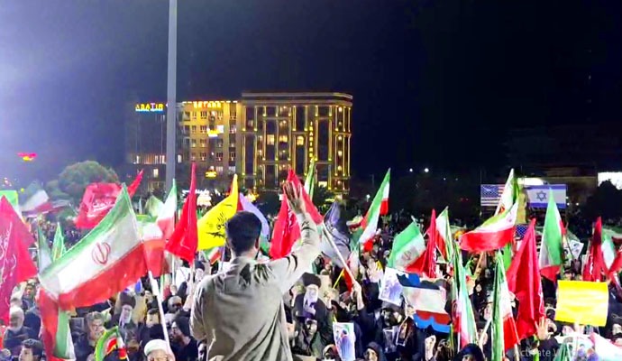 مردم کاشان پای انقلاب/ علمدار ولایت کاشونیا فدایت + عکس مردم کاشان پای انقلاب/ علمدار ولایت کاشونیا فدایت + عکس