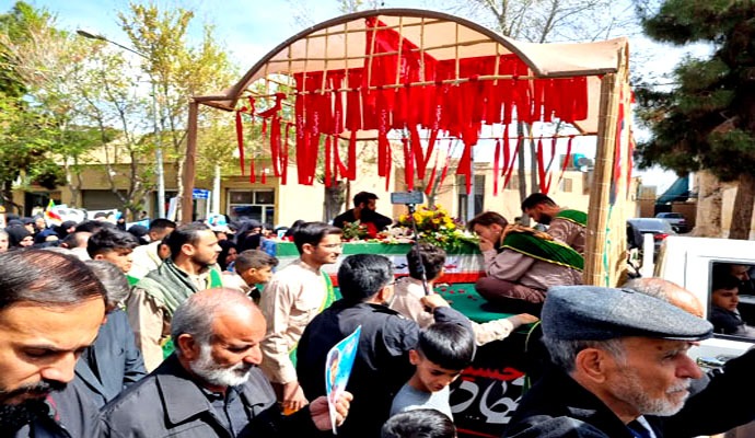 پیکر مطهر شهید مدافع وطن جنگ رمضان در کاشان تشییع شد + عکس پیکر مطهر شهید مدافع وطن جنگ رمضان در کاشان تشییع شد + عکس