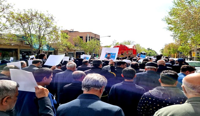 پیکر مطهر شهید مدافع وطن جنگ رمضان در کاشان تشییع شد + عکس پیکر مطهر شهید مدافع وطن جنگ رمضان در کاشان تشییع شد + عکس