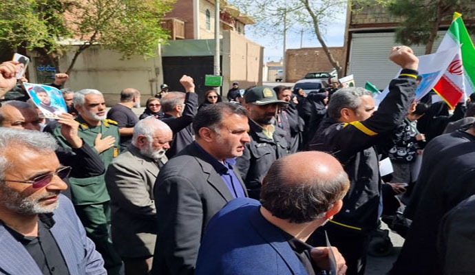 پیکر مطهر شهید مدافع وطن جنگ رمضان در کاشان تشییع شد + عکس پیکر مطهر شهید مدافع وطن جنگ رمضان در کاشان تشییع شد + عکس
