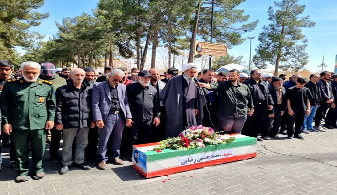 پیکر مطهر شهید مدافع وطن جنگ رمضان در کاشان تشییع شد + عکس پیکر مطهر شهید مدافع وطن جنگ رمضان در کاشان تشییع شد + عکس