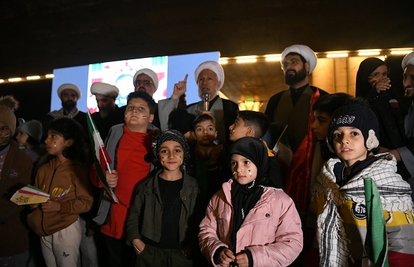 حضور مستمر امام جمعه شیراز در تجمعات شبانه مردمی حضور مستمر امام جمعه شیراز در تجمعات شبانه مردمی